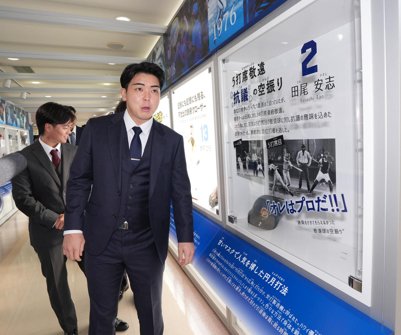 本拠地のバンテリンドームに訪れドラゴンズの歴史や展示品を見つめる中西（撮影・森本幸一）