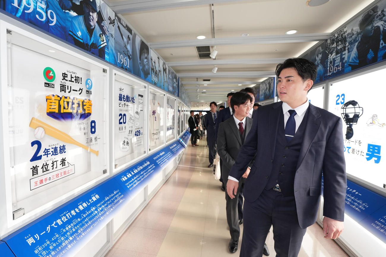 本拠地のバンテリンドームに訪れドラゴンズの歴史や展示品を見つめる中西（撮影・森本幸一）