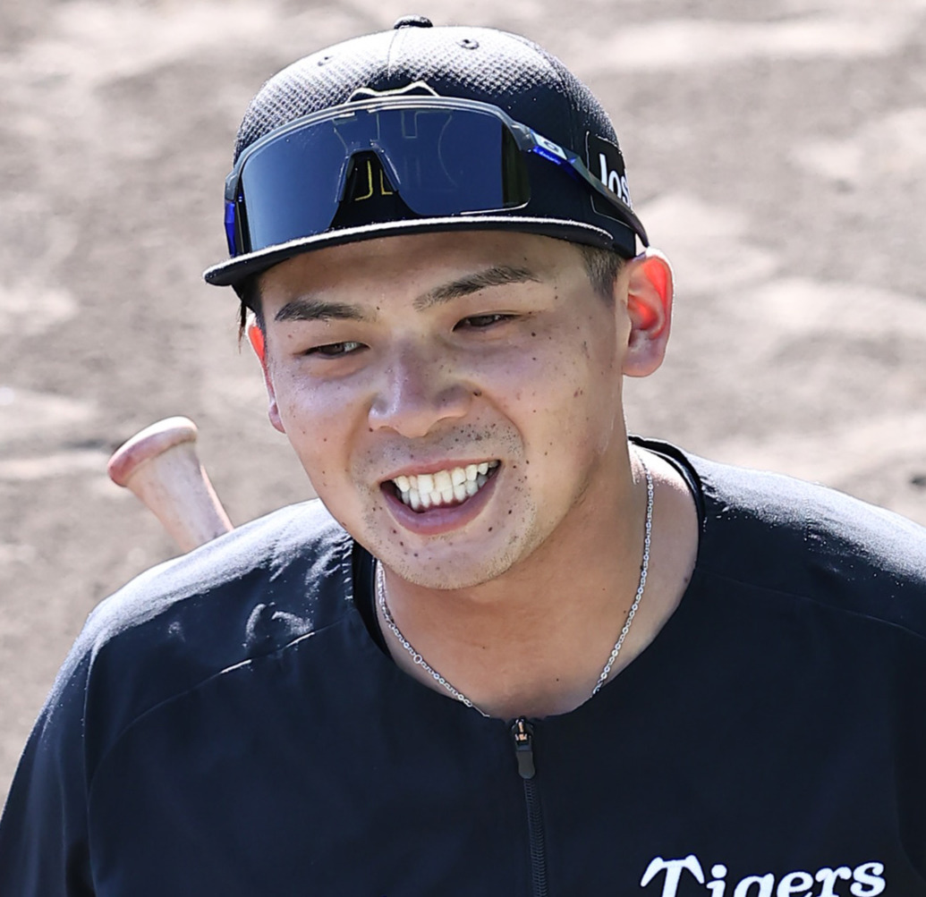 打撃練習を終えベンチに戻る阪神井上（2025年11月撮影）