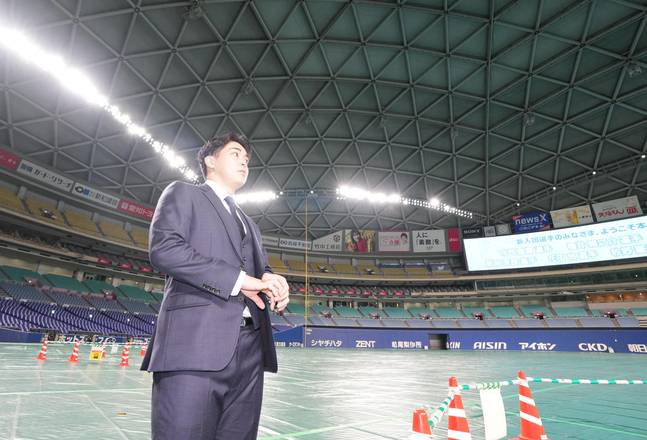 本拠地のバンテリンドームに訪れマウンド付近からドームを見渡す中西（撮影・森本幸一）