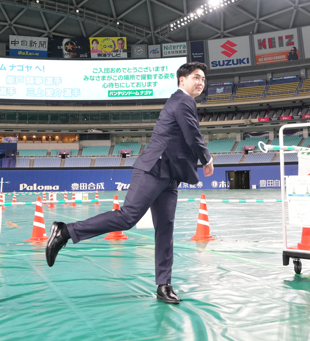 本拠地のバンテリンドームに訪れマウンド付近でシャドーピッチをする中西（撮影・森本幸一）