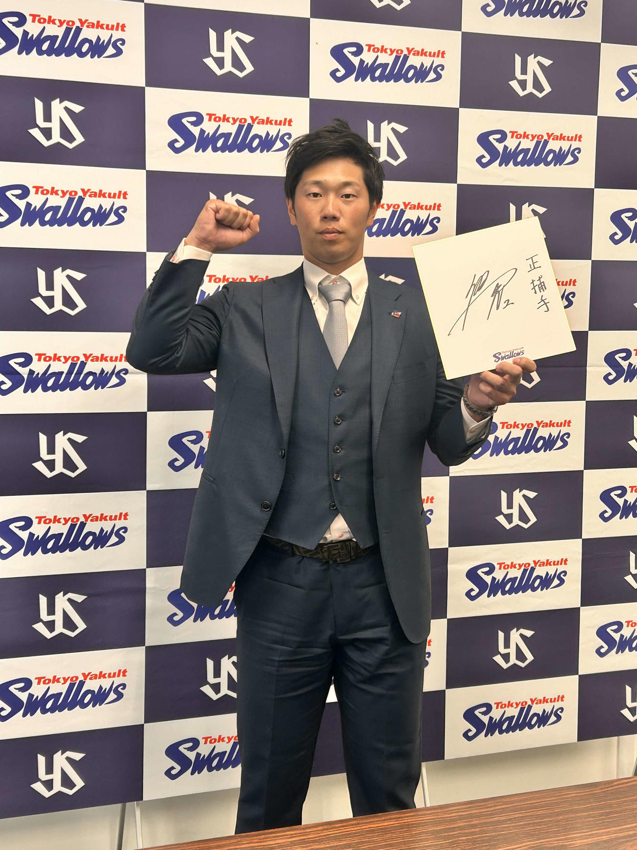 契約更改交渉後の会見で、来季の目標を色紙に「正捕手」と記したヤクルト古賀（撮影・上田悠太）