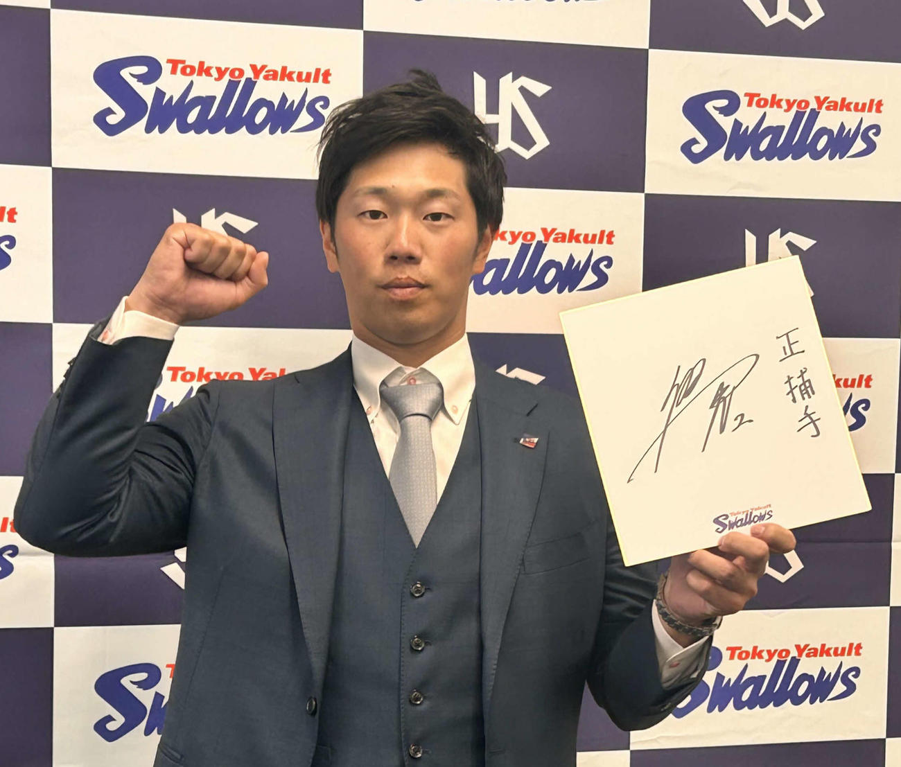 契約更改交渉後の会見で、来季の目標を色紙に「正捕手」と記したヤクルト古賀（撮影・上田悠太）