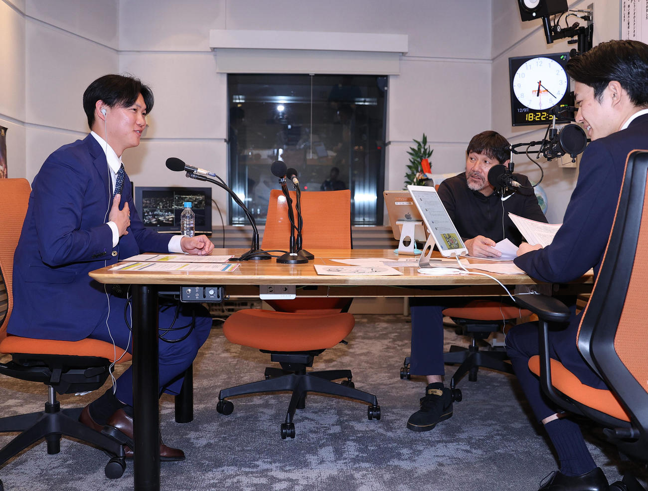 ABCラジオ「ラジオで虎バン！」に出演する阪神及川（左）。中央は下柳氏、右はABC平野アナウンサー（撮影・上山淳一）