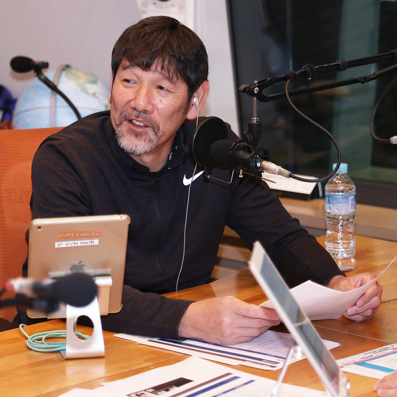 ABCラジオ「ラジオで虎バン！」に出演した阪神及川と話す下柳氏（撮影・上山淳一）