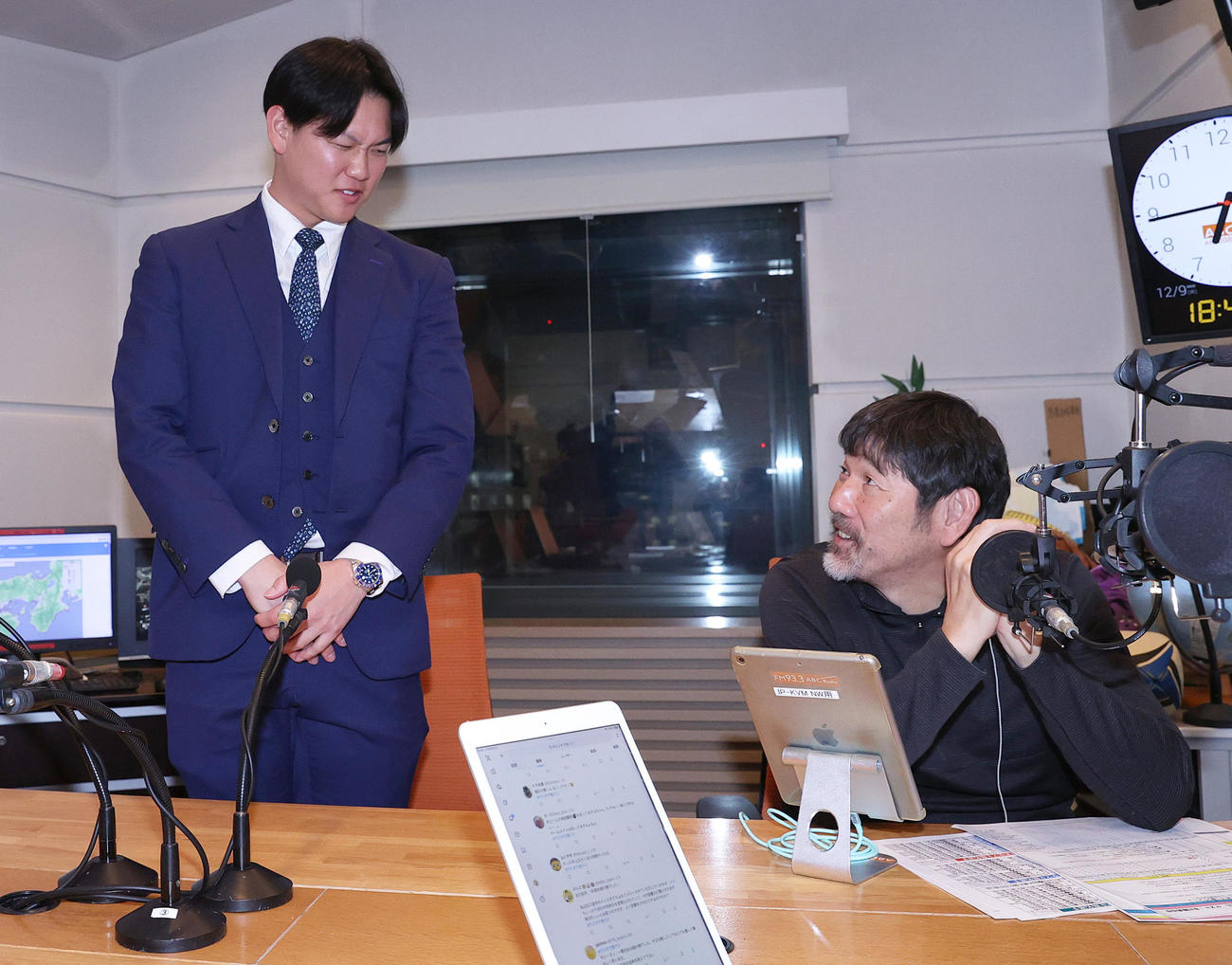 ABCラジオ「ラジオで虎バン！」の生出演を終えた阪神及川（左）は下柳氏と話す（撮影・上山淳一）