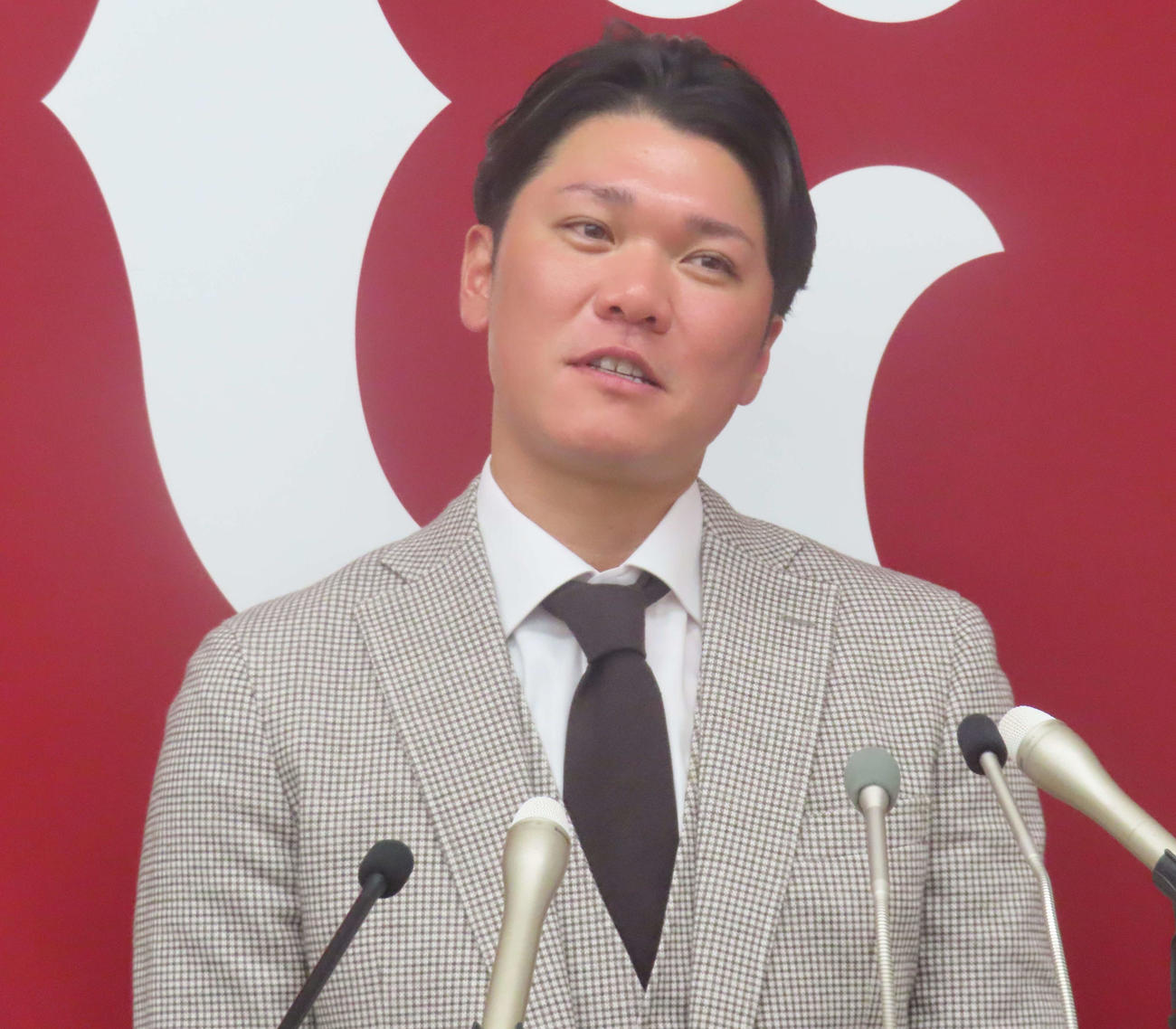 契約更改を終え、会見に臨んだ巨人坂本（撮影・北村健龍）