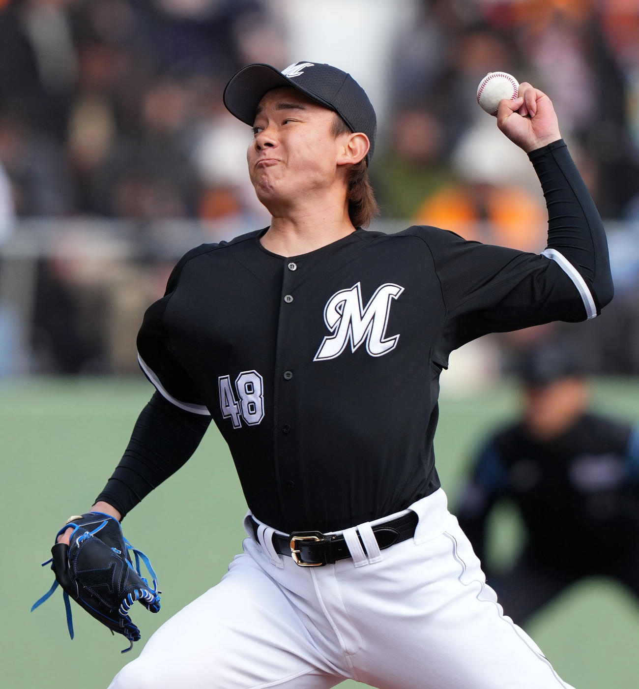 巨人対ロッテ　5回裏から登板したロッテ中村稔（撮影・横山健太）