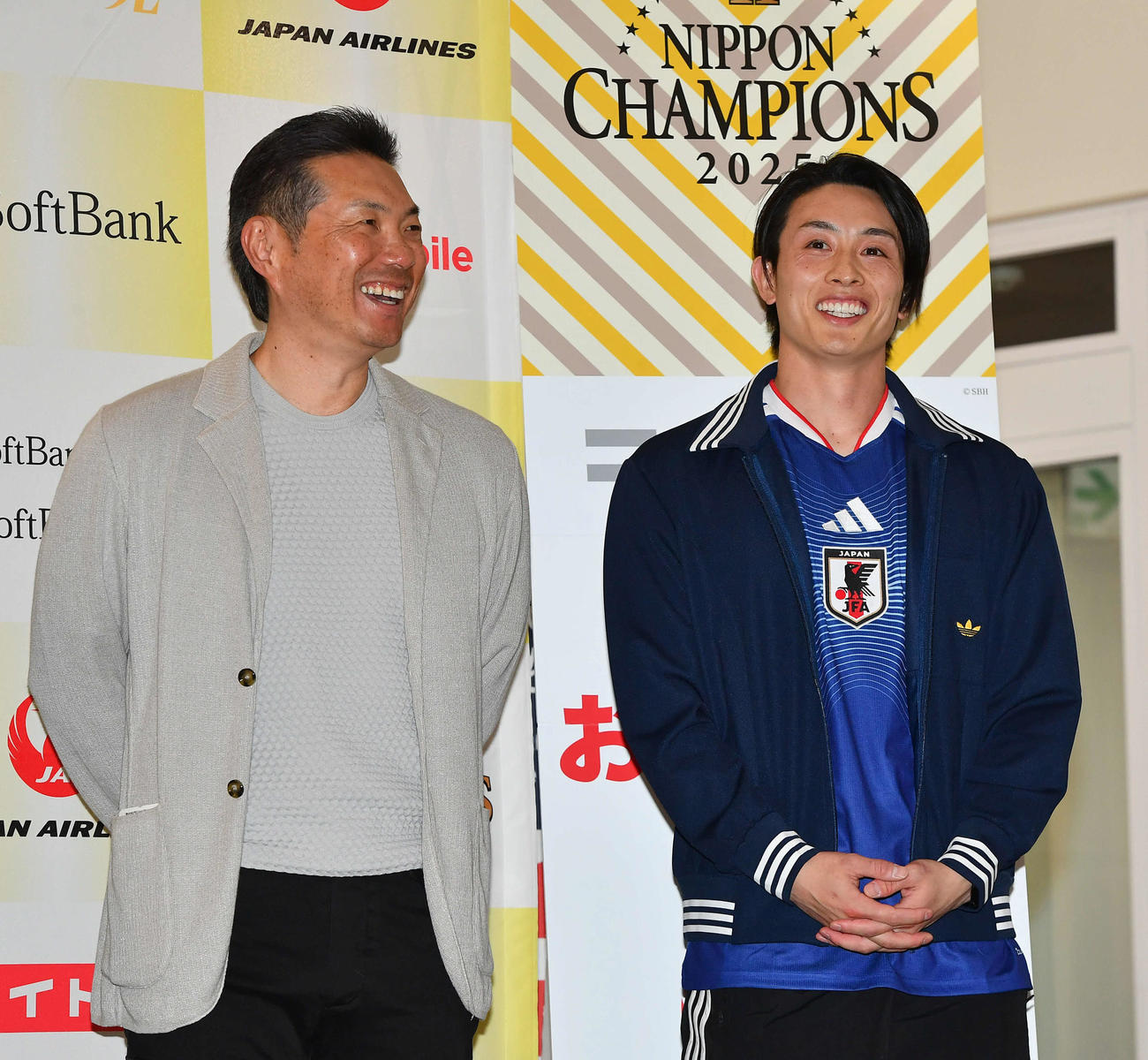 優勝旅行出発セレモニー開始前に周東（右）と談笑するソフトバンク小久保監督（撮影・岩下翔太）