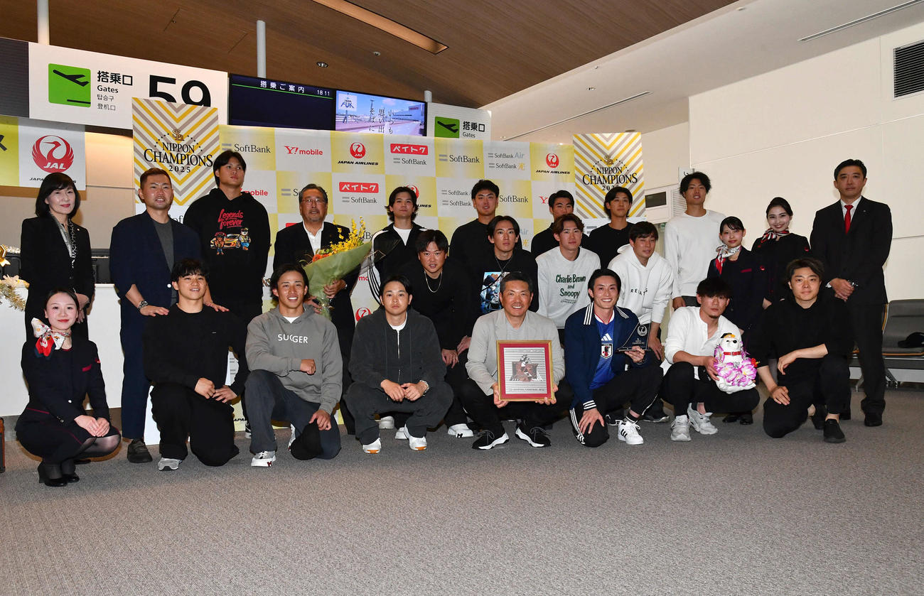 優勝旅行出発セレモニーで集合写真に納まるソフトバンクナイン（撮影・岩下翔太）