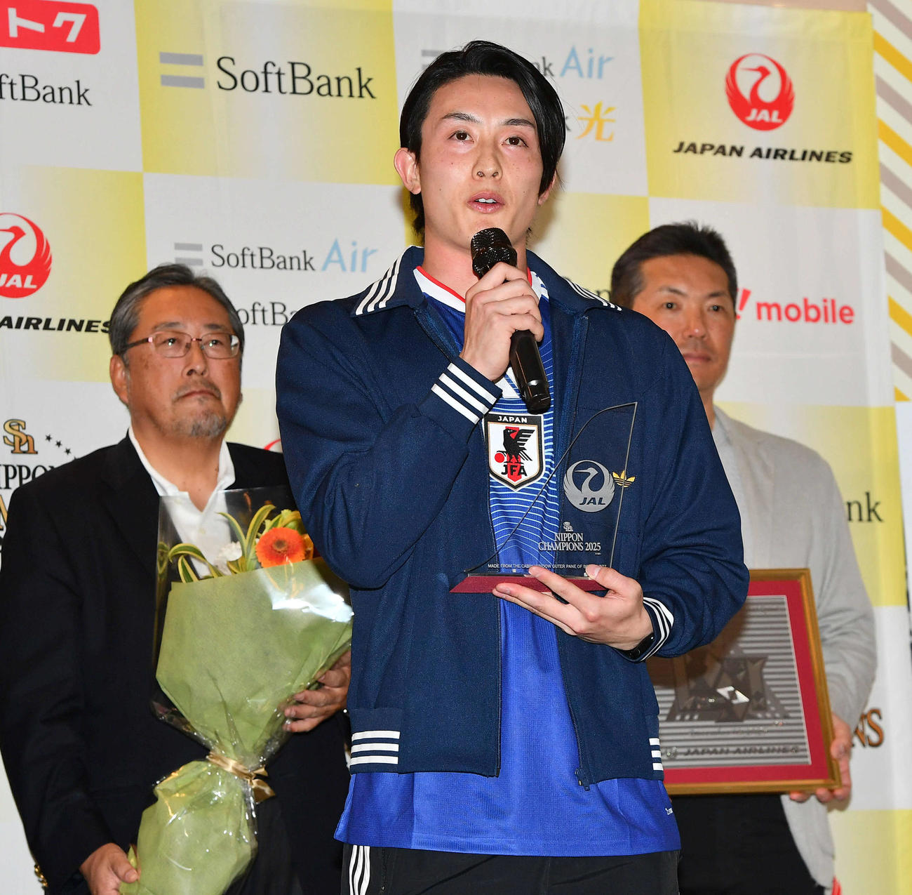 優勝旅行出発セレモニーであいさつするソフトバンク周東（撮影・岩下翔太）