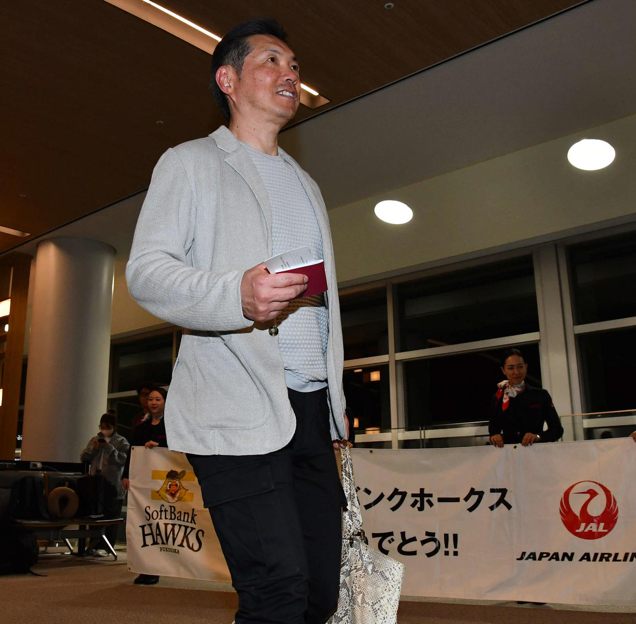 優勝旅行に出発するソフトバンク小久保監督（撮影・岩下翔太）