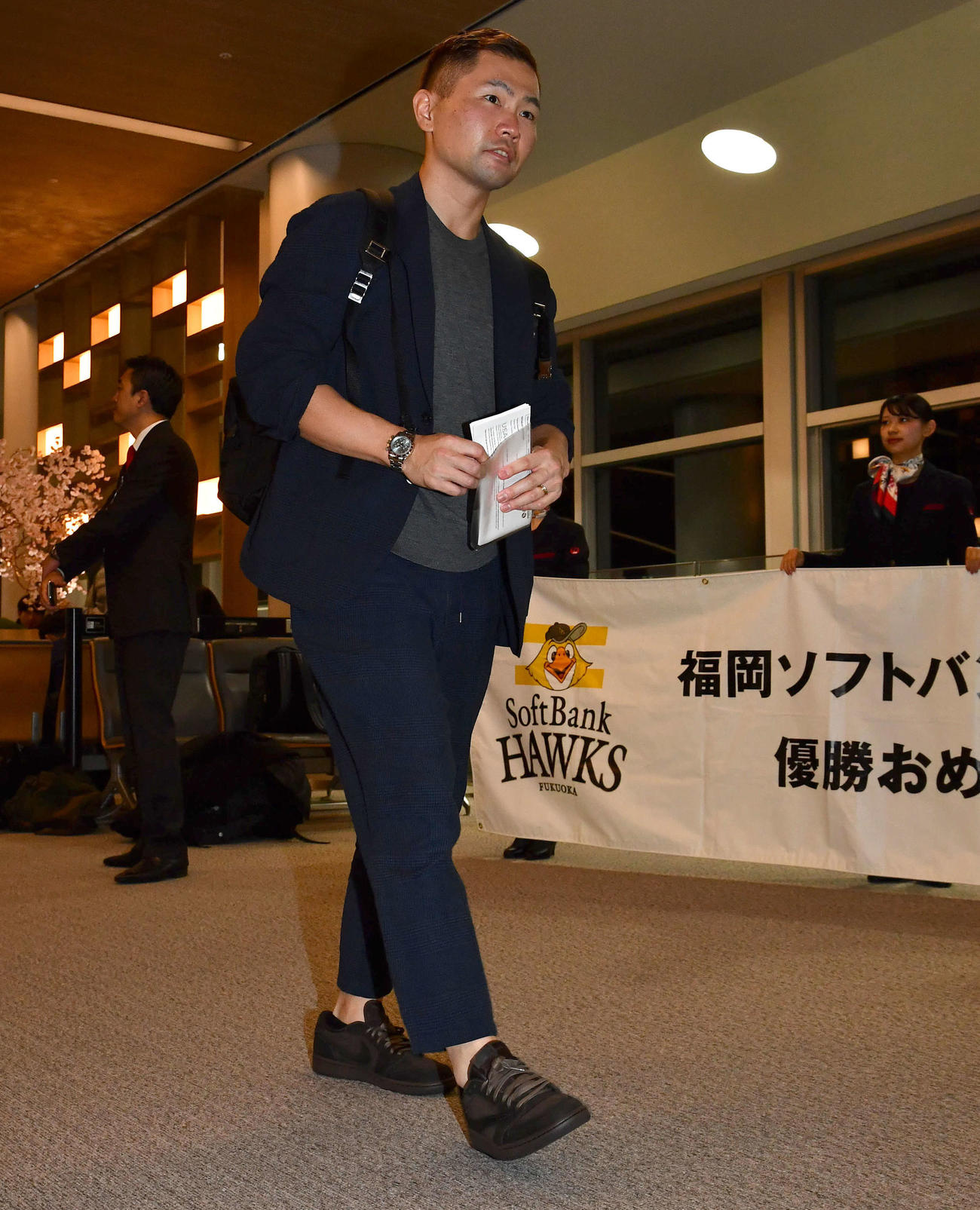 優勝旅行に出発するソフトバンク中村晃（撮影・岩下翔太）