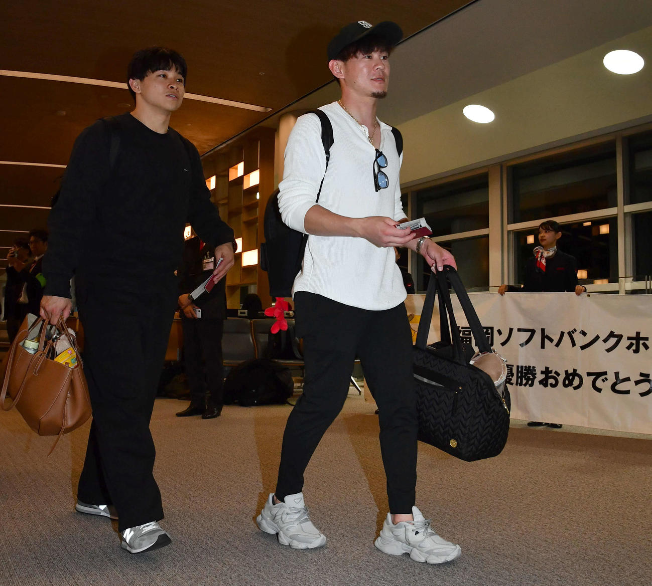 優勝旅行に出発するソフトバンク牧原大（右）と谷川原（撮影・岩下翔太）