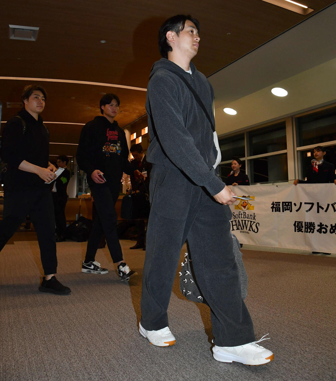 優勝旅行に出発する、右からソフトバンク川瀬、笹川、松本裕（撮影・岩下翔太）