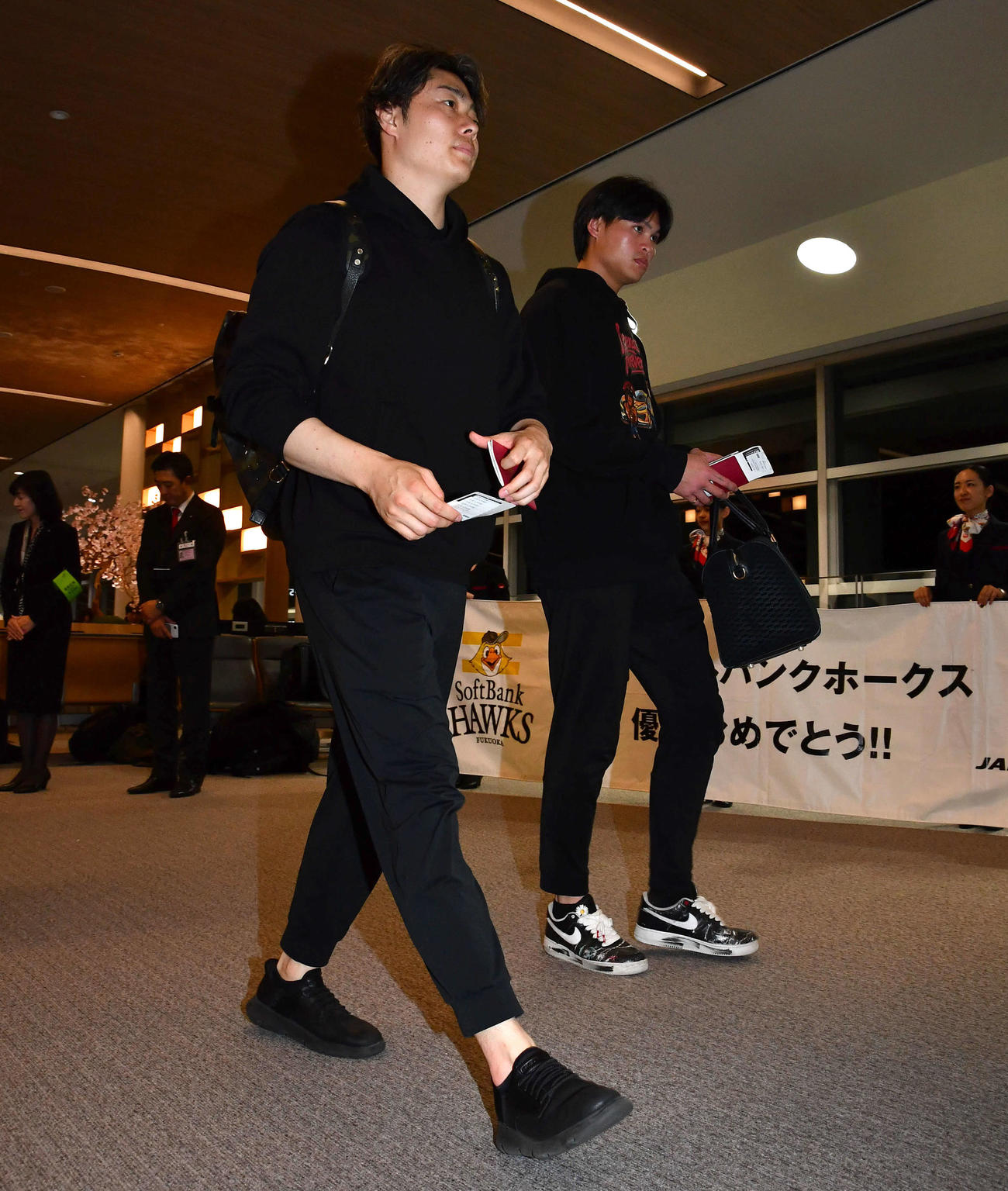 優勝旅行に出発するソフトバンク松本裕（左）と笹川（撮影・岩下翔太）