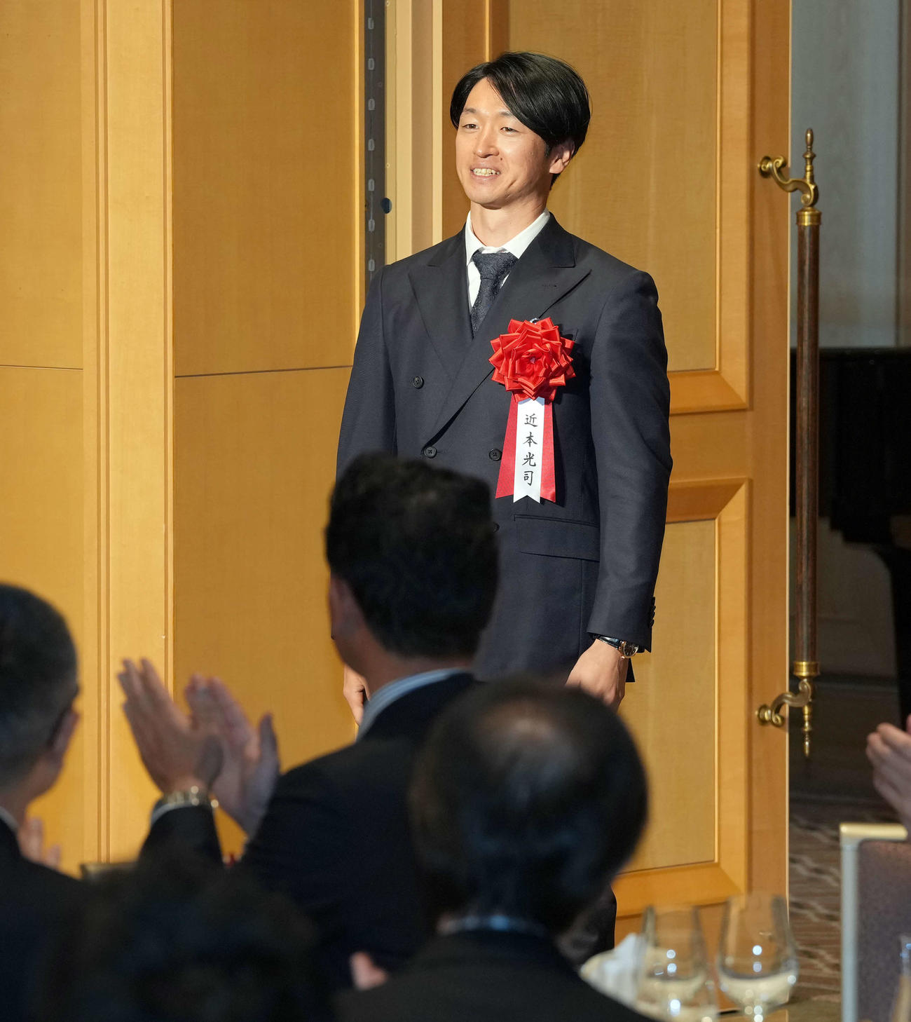 「ゴールデンスピリット賞」を受賞し授賞式に登壇した阪神近本（撮影・たえ見朱実）