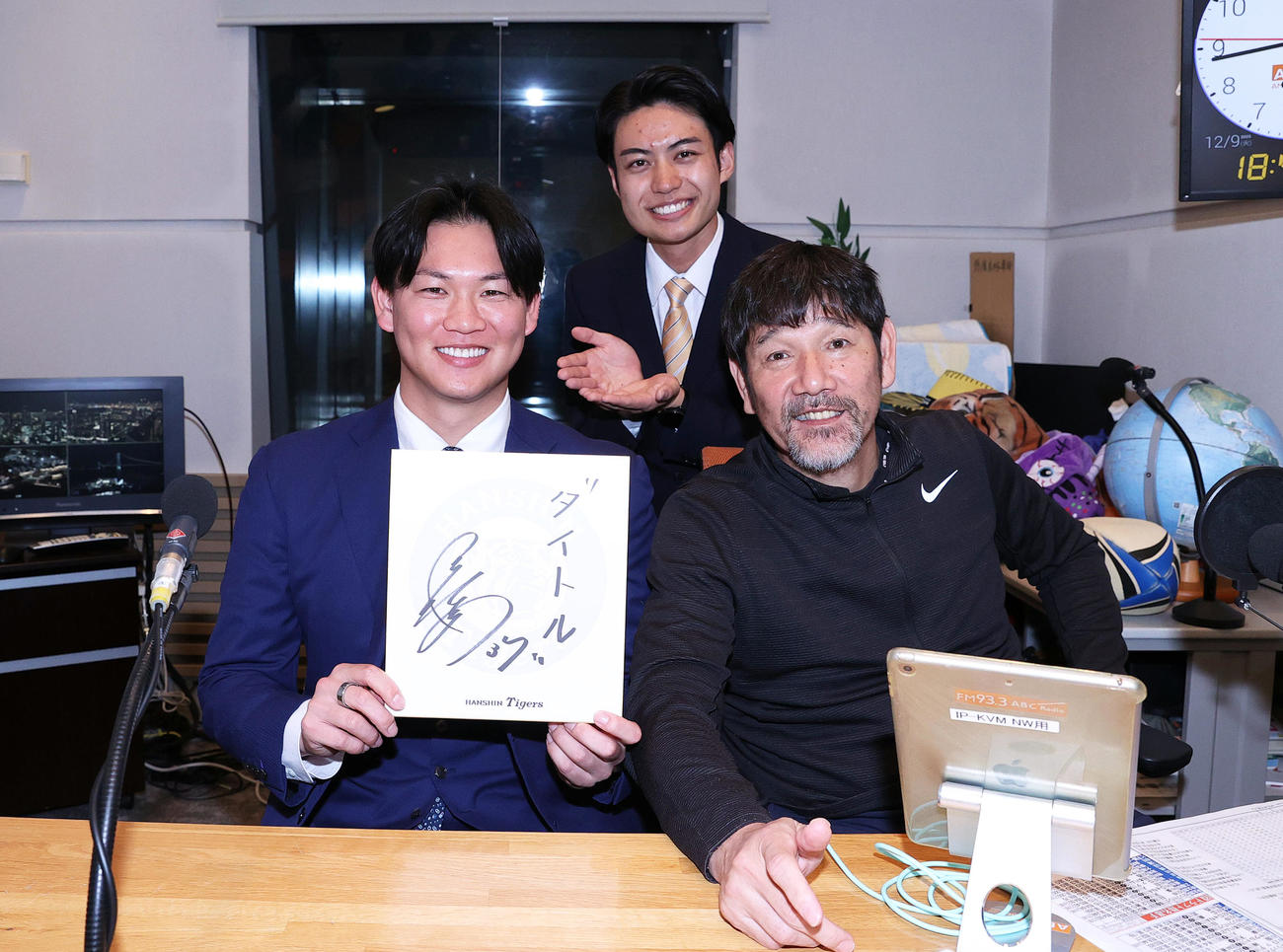 ABCラジオ「ラジオで虎バン！」に出演し記念撮影する、左から阪神及川、ABC平野アナウンサー、下柳氏（撮影・上山淳一）