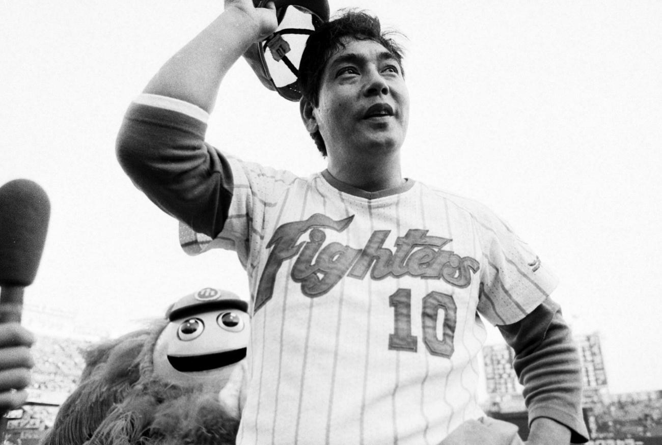 81年日本シリーズ第1戦　代打で登場しサヨナラ打を放ちお立ち台でファンの声援に応える日本ハム井上弘昭さん