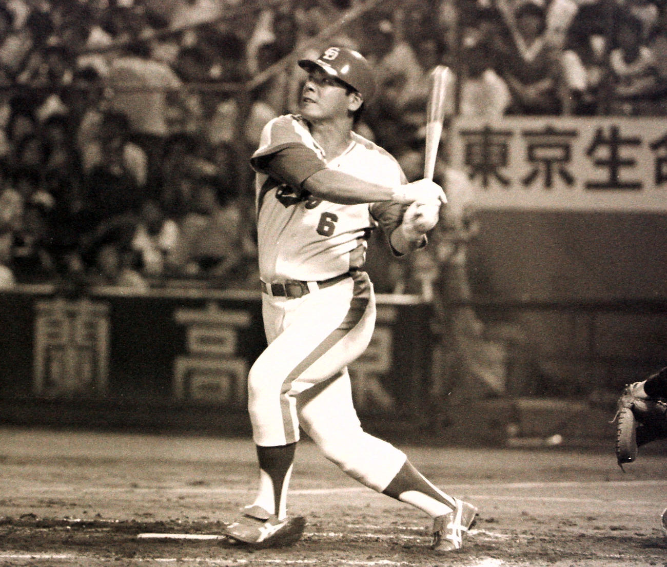 本塁打を放つ中日井上弘昭さん（1977年8月撮影）