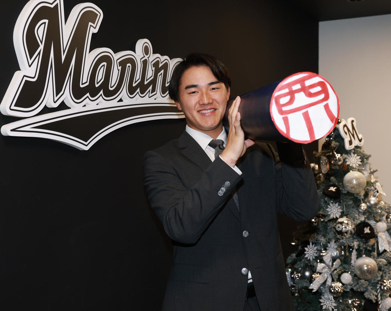 契約更改を終え、巨大はんこでポーズをとるロッテ西川（撮影・野上伸悟）