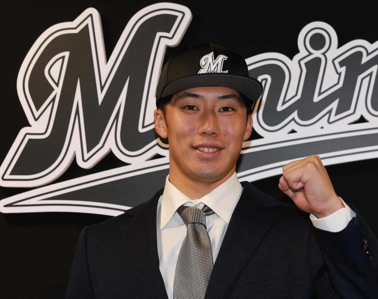 入団会見でガッツポーズする前ソフトバンクのロッテ宮﨑（撮影・野上伸悟）