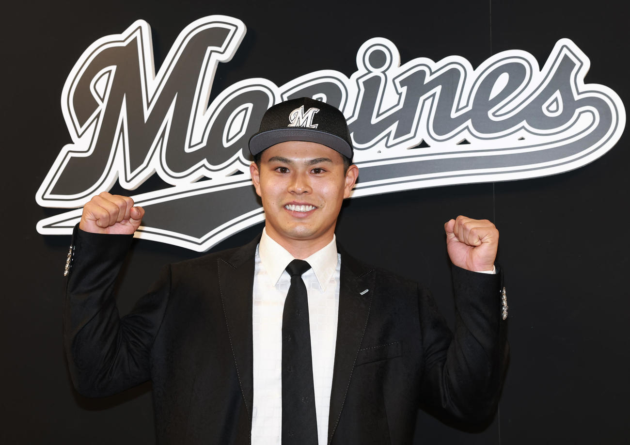 入団会見でガッツポーズする前ソフトバンクのロッテ宮﨑（撮影・野上伸悟）
