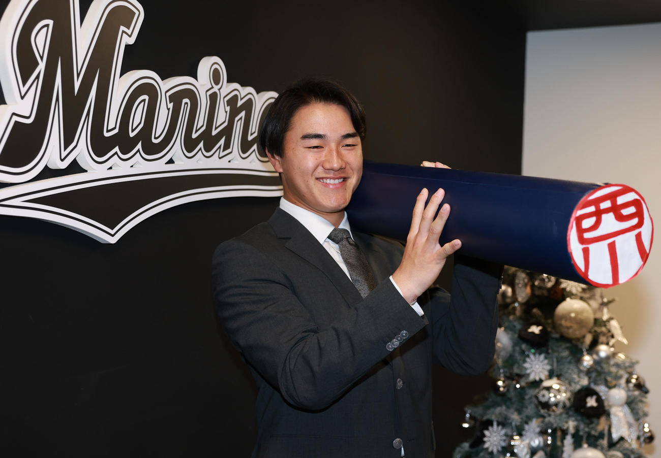 契約更改を終え、巨大はんこでポーズをとるロッテ西川（撮影・野上伸悟）