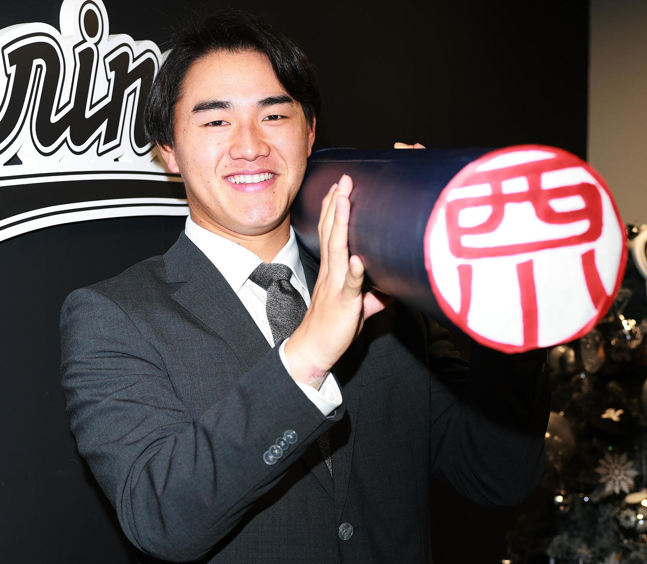 契約更改を終え、巨大はんこでポーズをとるロッテ西川（撮影・野上伸悟）
