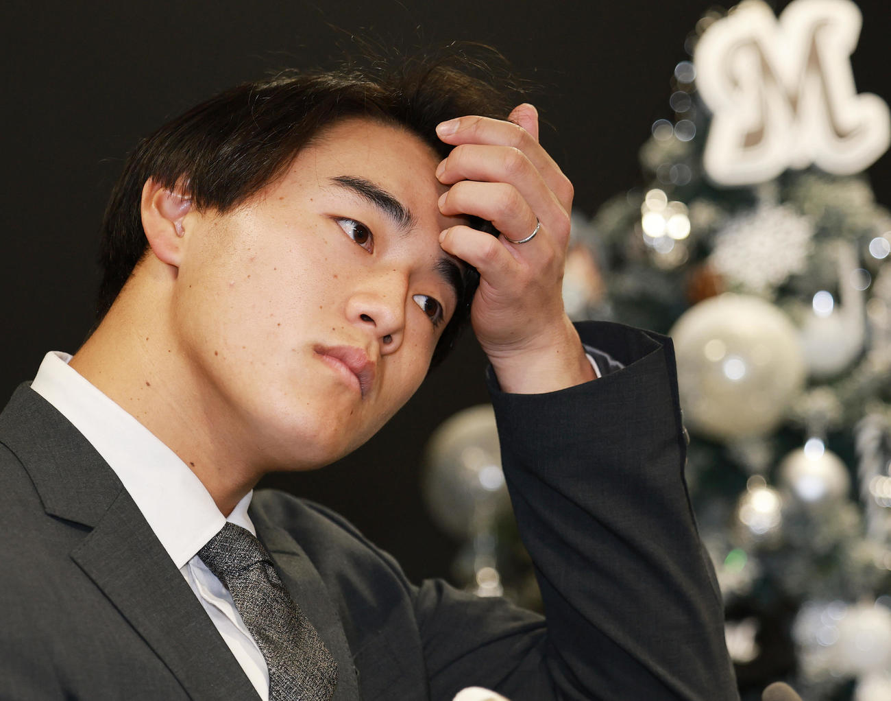 契約更改を終え、会見するロッテ西川。左手薬指には指輪が（撮影・野上伸悟）