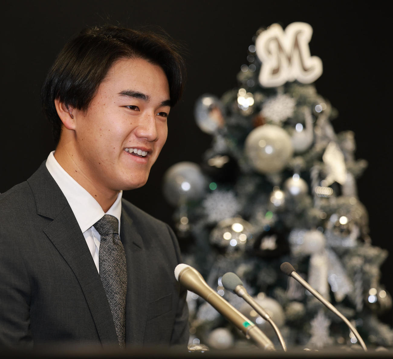 契約更改を終え、会見するロッテ西川（撮影・野上伸悟）