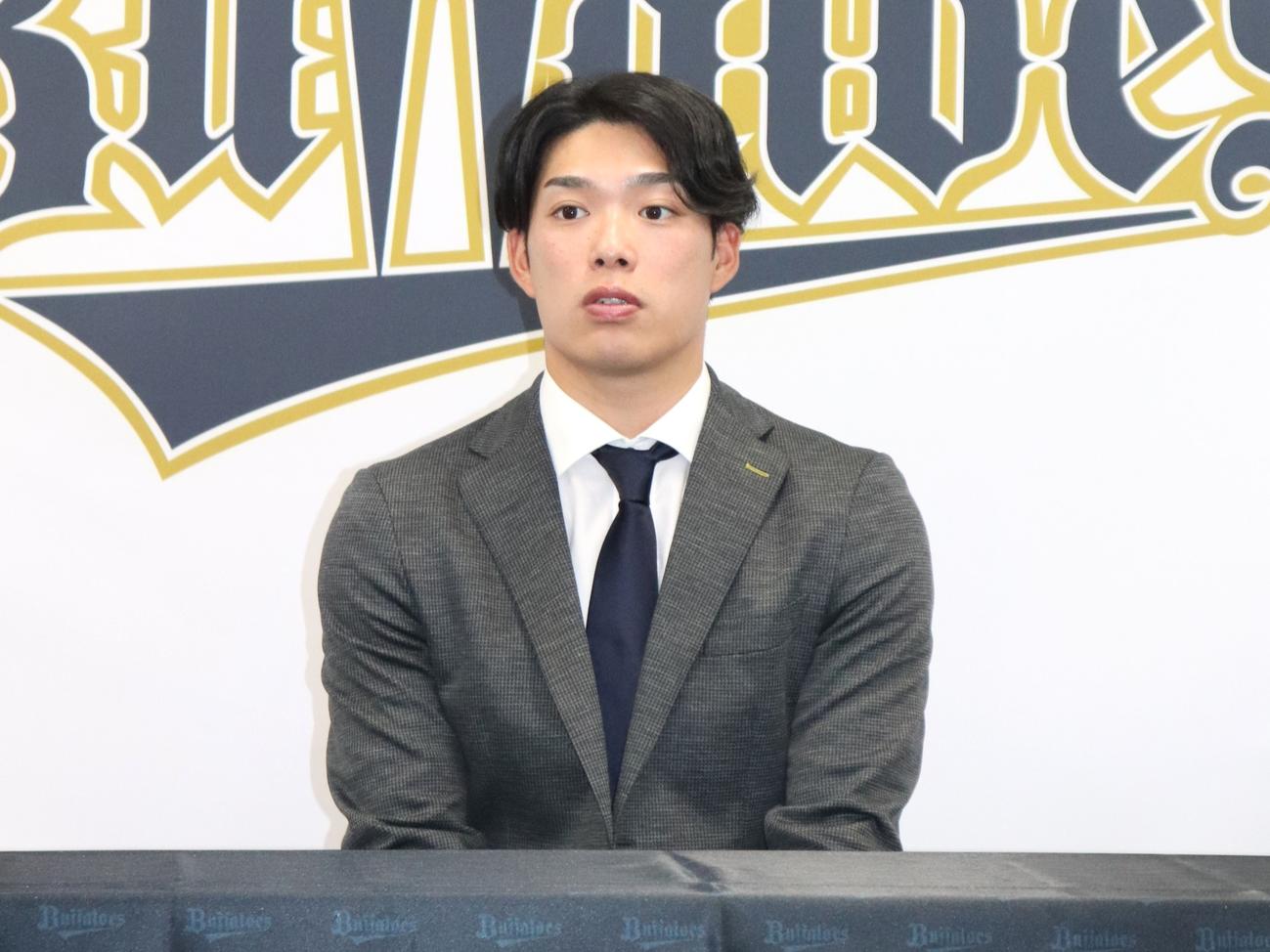 契約更改を終え、会見するオリックス東山。来季は育成契約を結ぶ（撮影・中島麗）