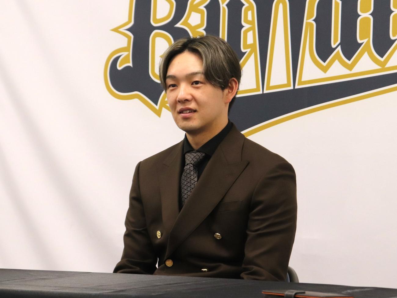 契約更改を終え、会見するオリックス大里（撮影・中島麗）