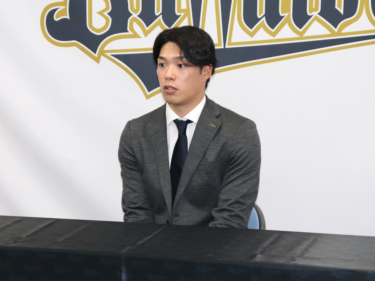 契約更改を終え、会見するオリックス東山。来季は育成契約を結ぶ（撮影・中島麗）