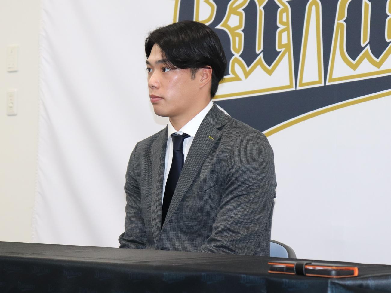 契約更改を終え、会見するオリックス東山。来季は育成契約を結ぶ（撮影・中島麗）