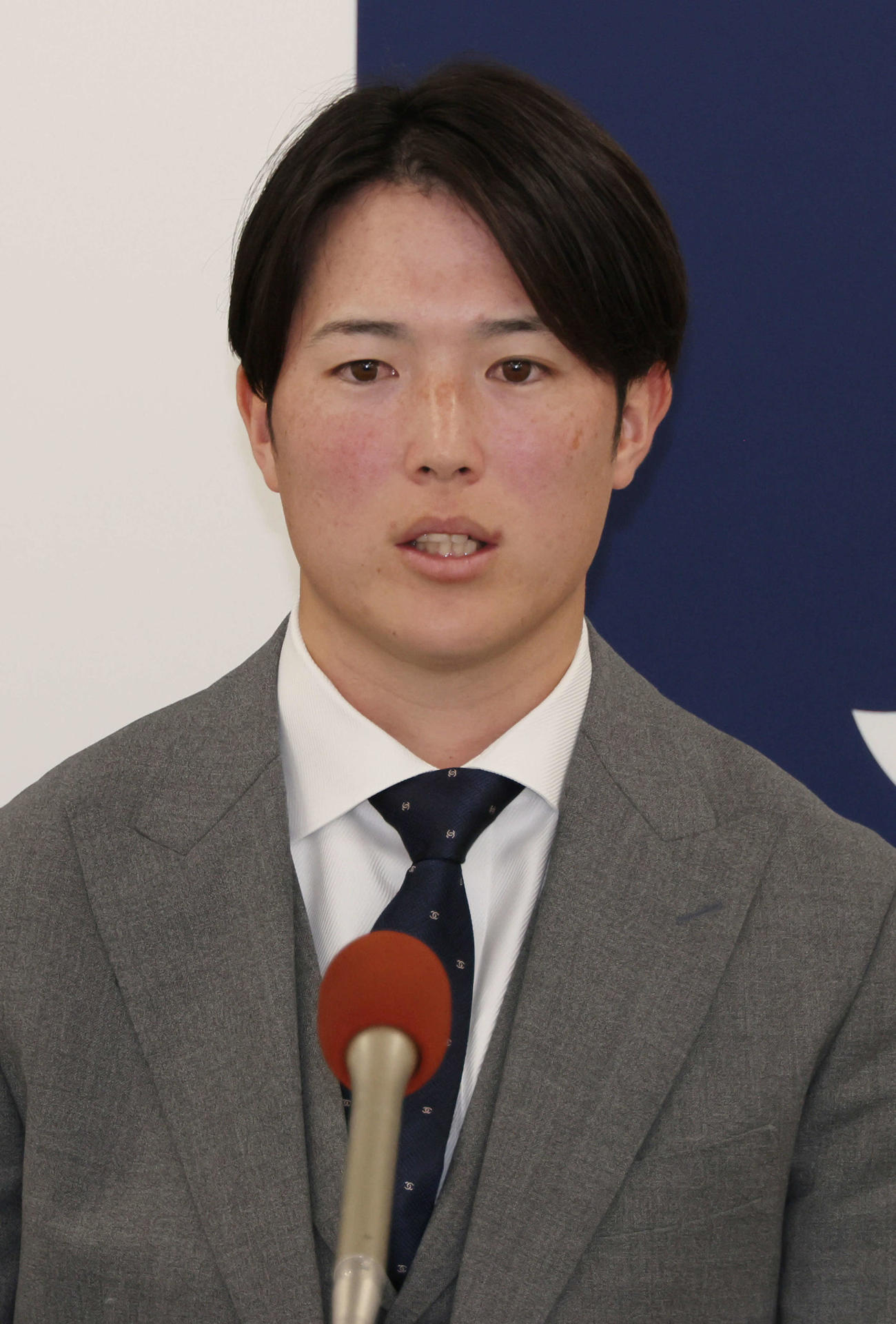 契約更改後、会見する広島森下（撮影・加藤孝規）