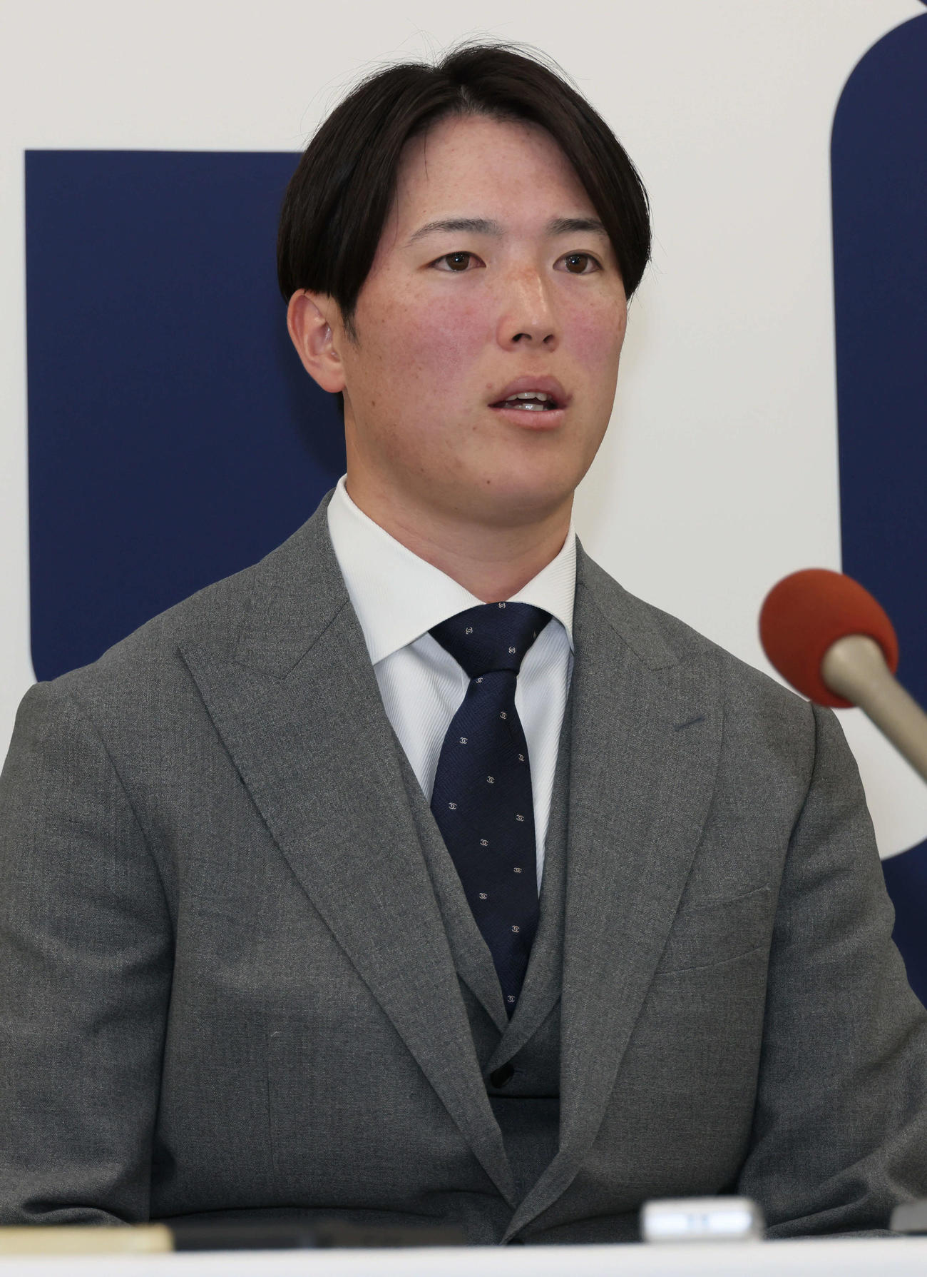 契約更改後、会見する広島森下（撮影・加藤孝規）