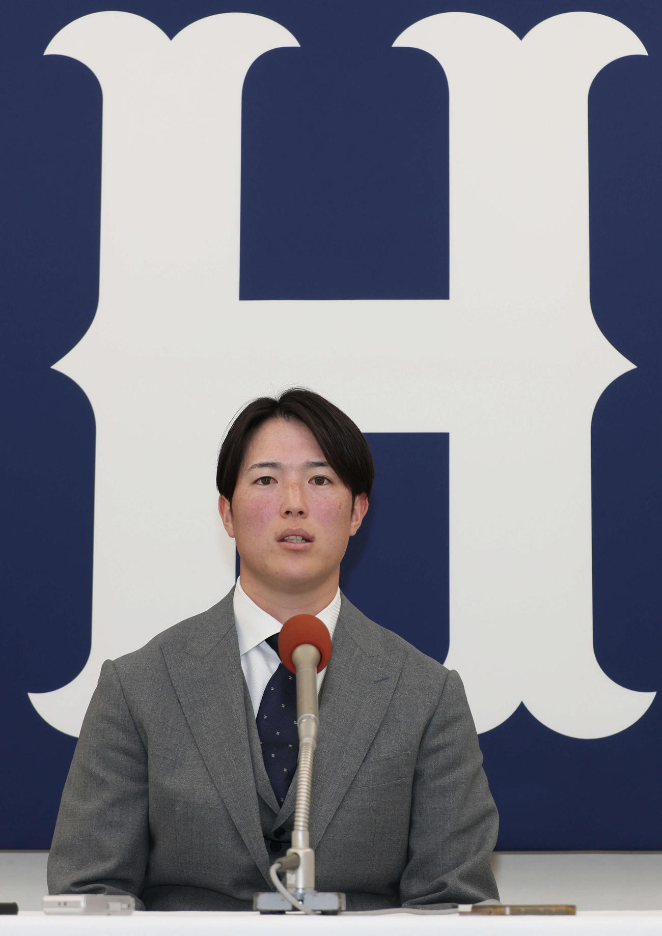 契約更改後、会見する広島森下（撮影・加藤孝規）