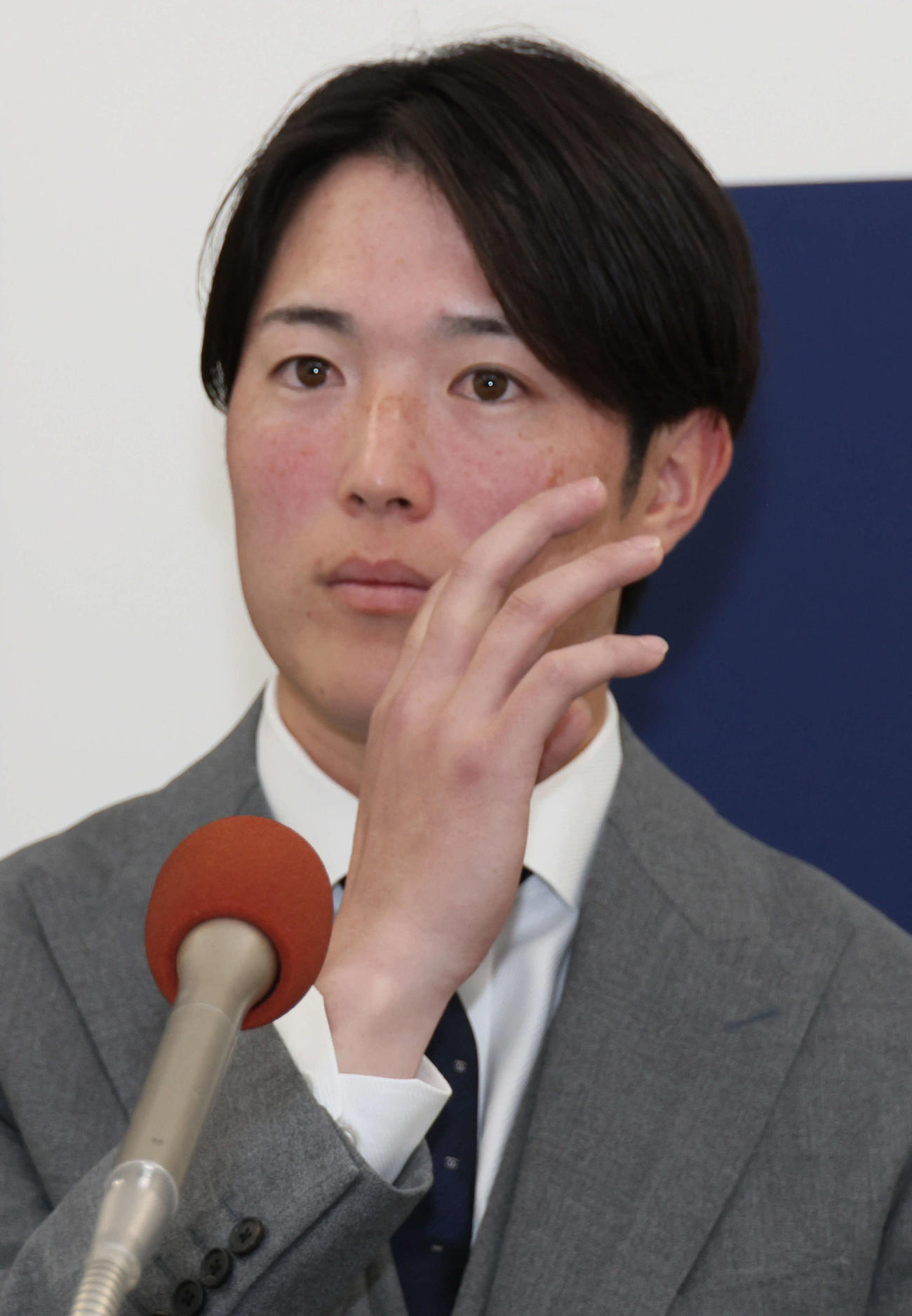 契約更改後、会見する広島森下（撮影・加藤孝規）