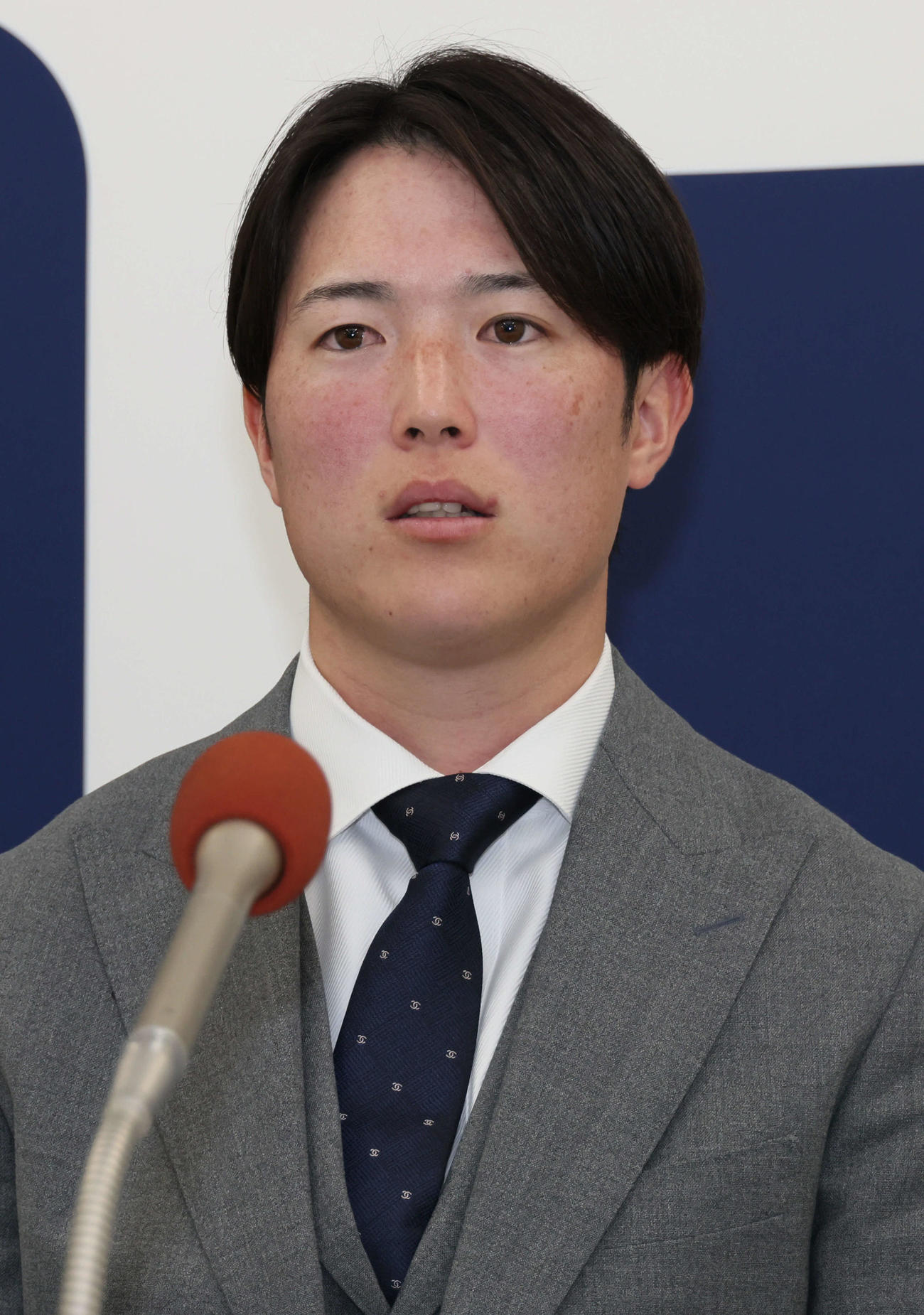 契約更改後、会見する広島森下（撮影・加藤孝規）