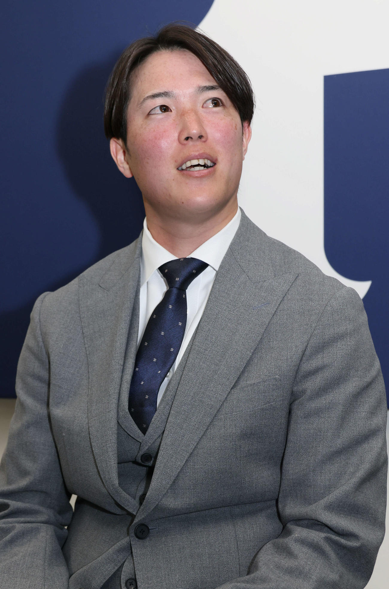 契約更改後の会見を終え、囲み取材にも応じる広島森下（撮影・加藤孝規）