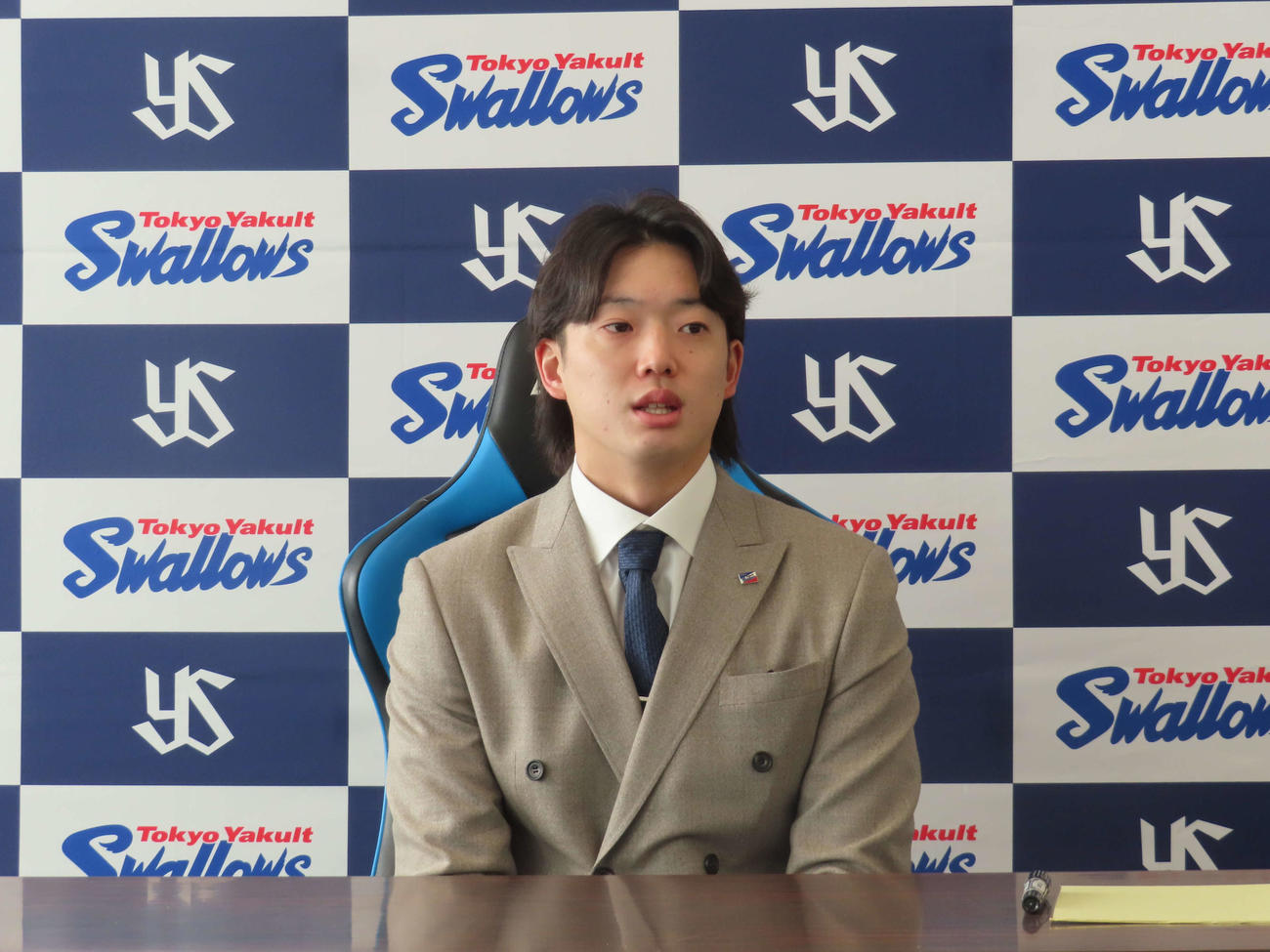 契約更改交渉後、会見するヤクルト長岡