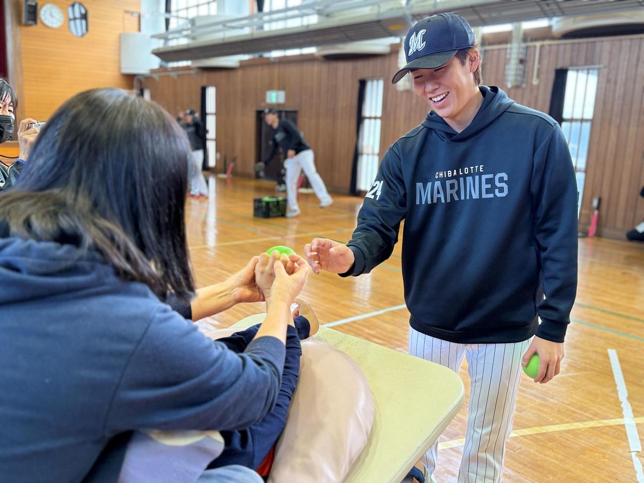 八日市場特別支援学校に訪問した中村亮（球団提供）