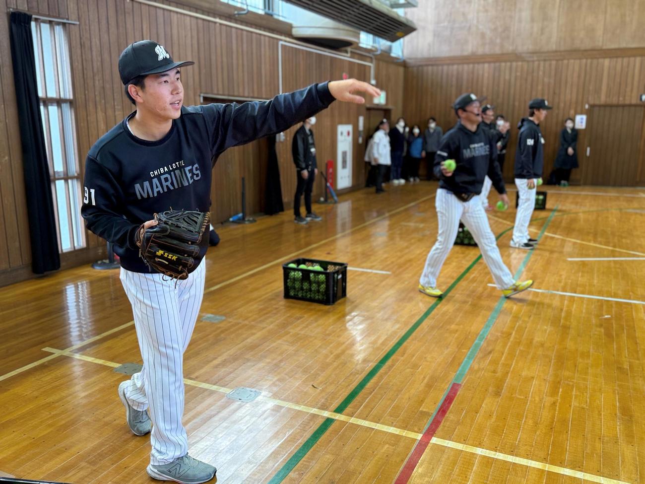 八日市場特別支援学校に訪問し野球体験型授業をおこなう吉川（球団提供）