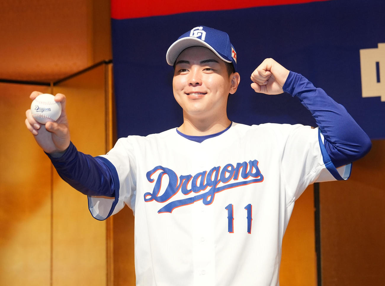 会見後のフォトセッションでポーズを決める中西（撮影・森本幸一）