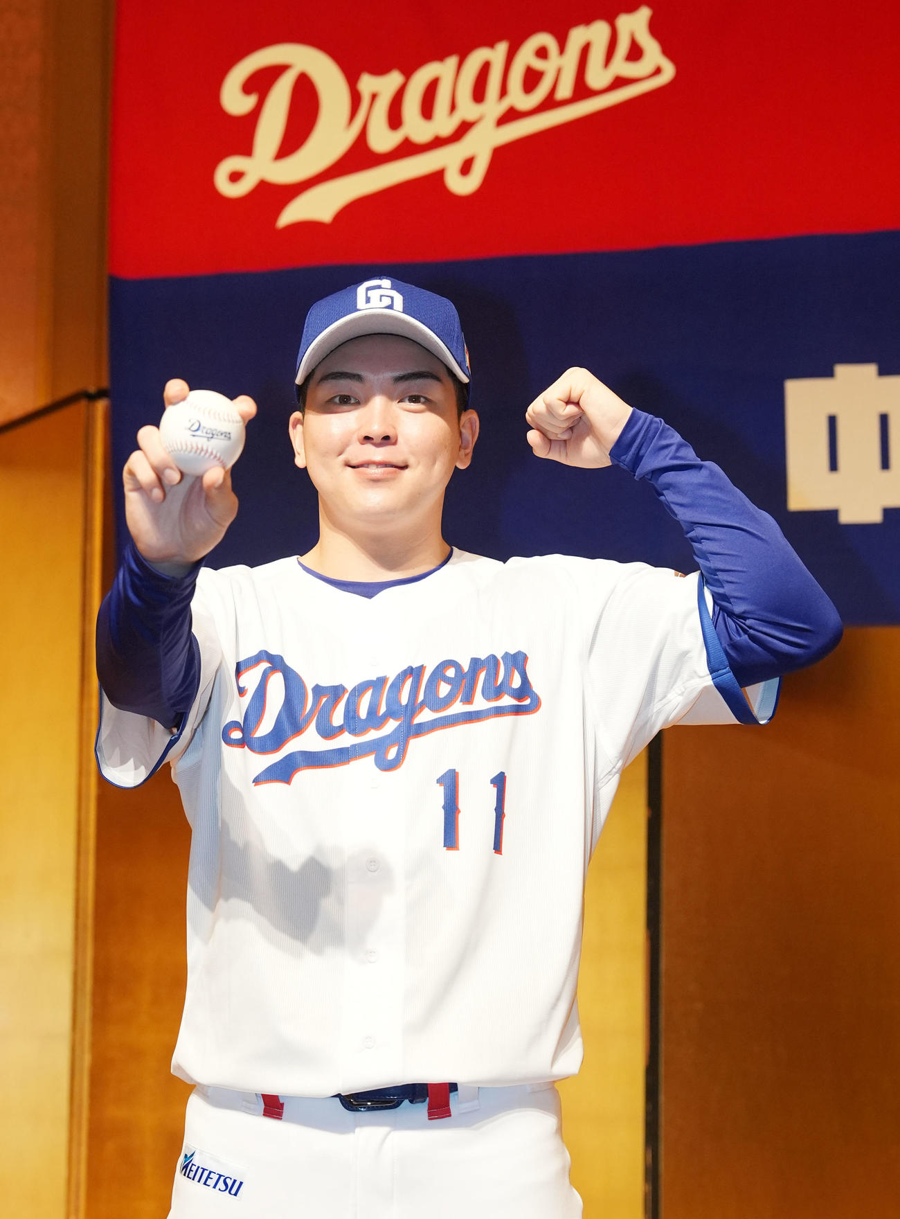 会見後のフォトセッションでポーズを決める中西（撮影・森本幸一）