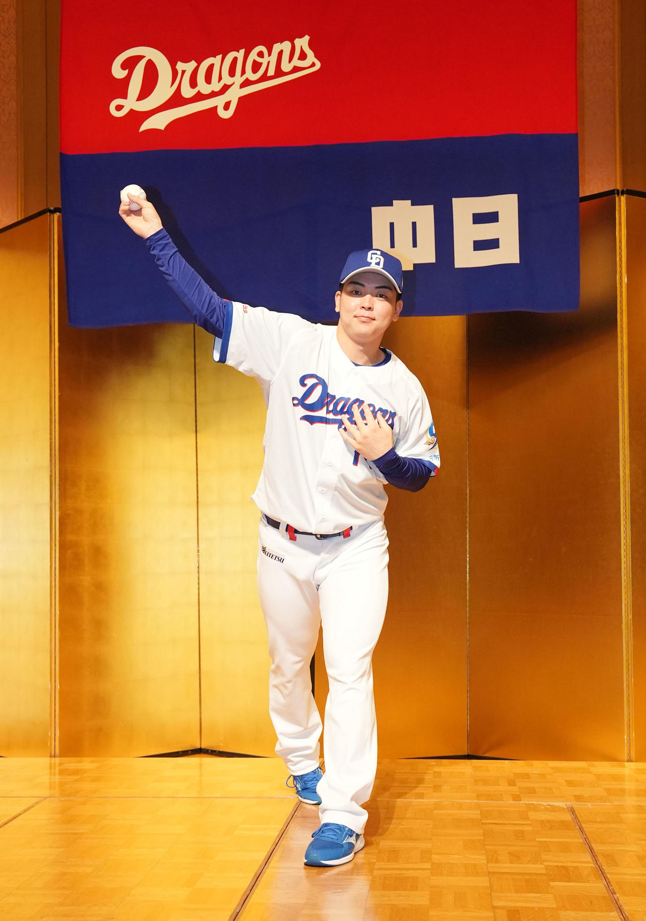 会見後のフォトセッションでポーズを決める中西（撮影・森本幸一）