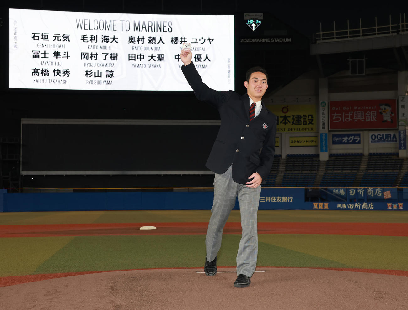 ZOZOマリンスタジアムのマウンドを確かめるロッテドラフト1位の石垣（撮影・野上伸悟）