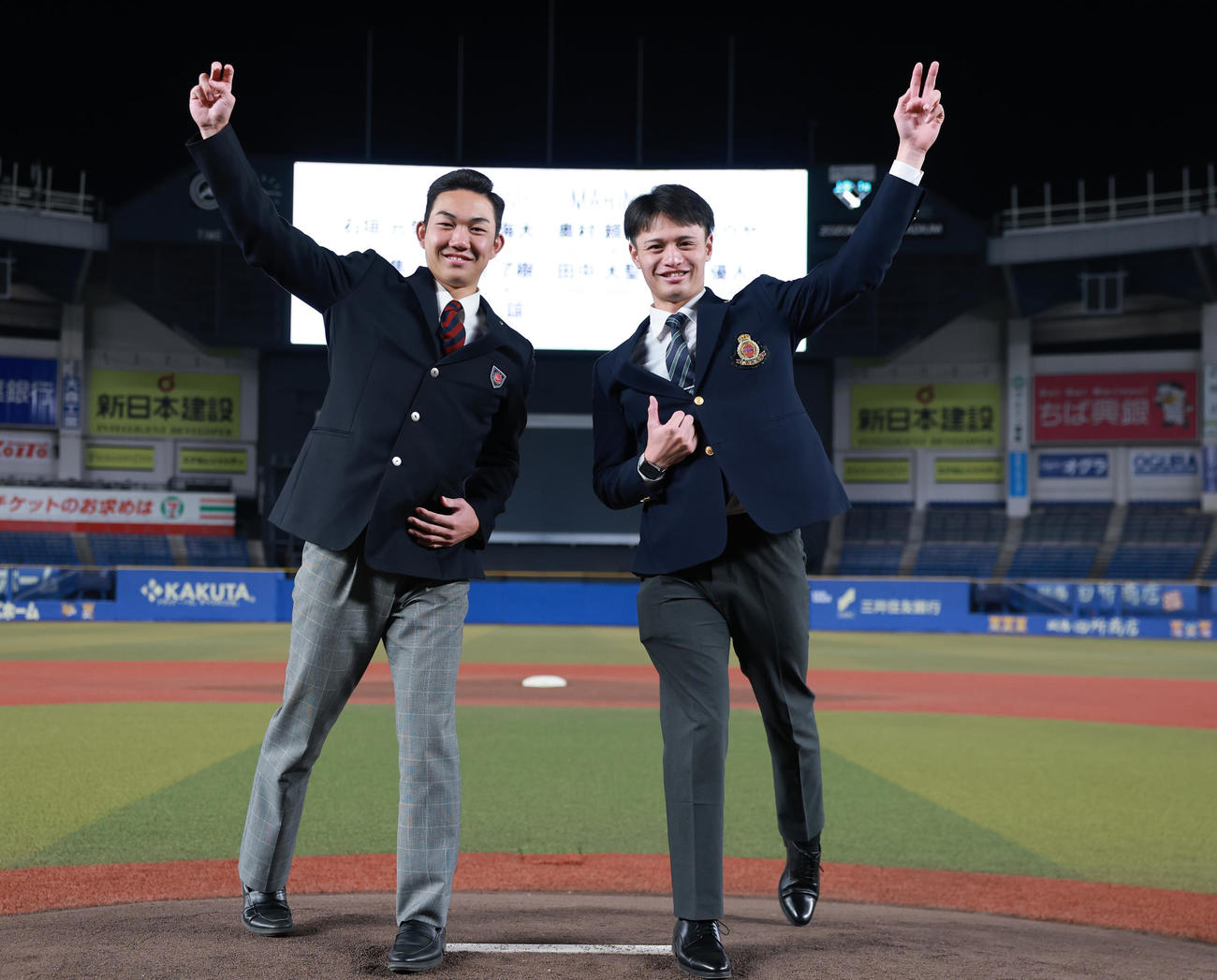 ZOZOマリンスタジアムのマウンドを確かめるロッテドラフト1位の石垣（左）と2位の毛利（撮影・野上伸悟）