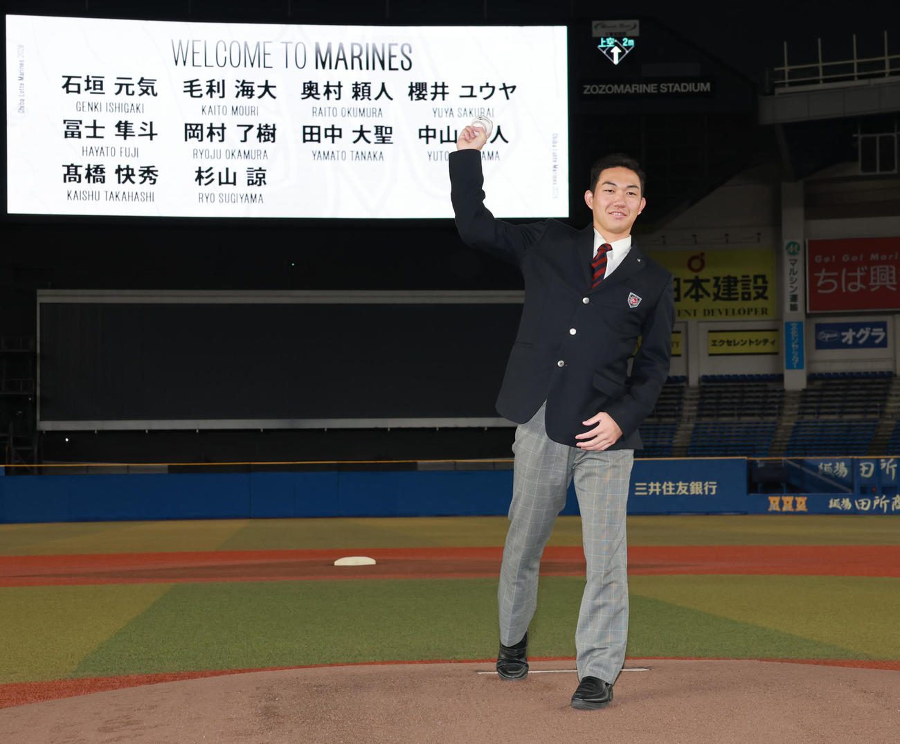 ZOZOマリンスタジアムのマウンドを確かめるロッテドラフト1位の石垣（撮影・野上伸悟）